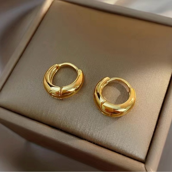 New Luxury 18k Gold Plated Small Hoop Earrings - Picture 4 of 7